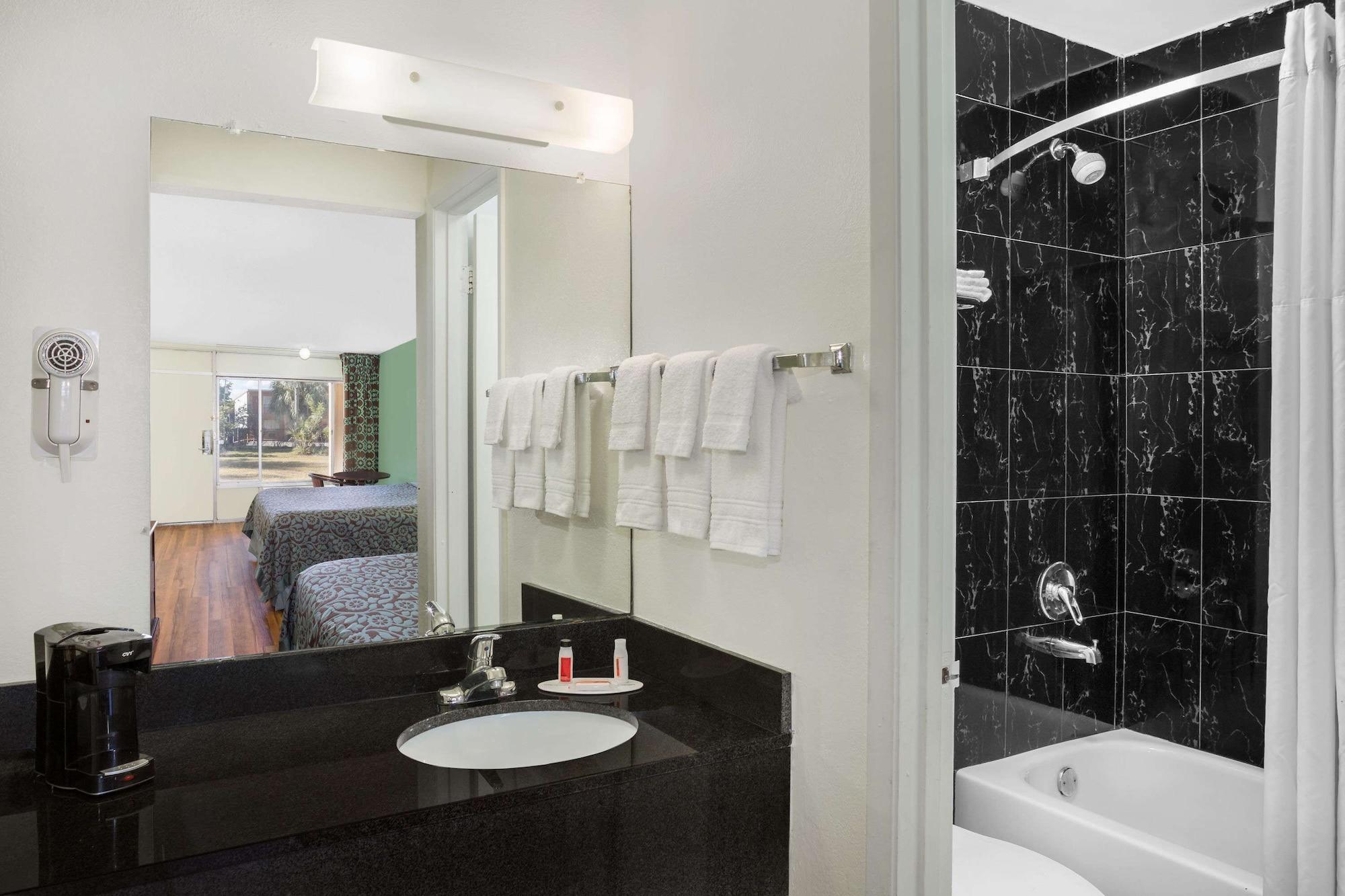 Travelodge By Wyndham Fort Myers North North Fort Myers Exteriör bild