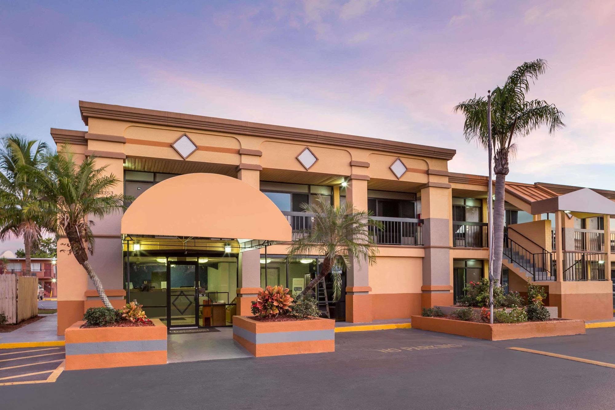 Travelodge By Wyndham Fort Myers North North Fort Myers Exteriör bild